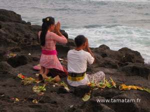 Indonésie Bali prière Hindoue en l honneur de la pleine lune 72 dpi