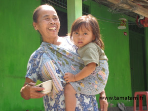 Indonésie Java Femme et enfant dans un village qui se prépare à un mariage 72 Dpi IMG_0378