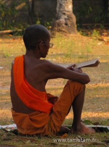 Laos moine lit des prières sur oles Don Khone 72 dpi IMG_9204